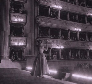 Η Παράσταση της Όπερας: Ο Λυρικός Περφόμερ στην Παραστασιακή Συνθήκη