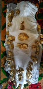 «Νήμα Ηρός » της Βανέσας Καραμανώλη μια εικαστική δράση με αφετηρία το ομώνυμη πτυχιακή της εγκατάσταση τον Οκτώβριο του 2014 στην Φλώρινα, Σοφίτα του Αριστοτέλη.