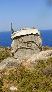 Στις 17 Αυγούστου η εικαστικός Ελένη Κεσίσογλου, εξ αφορμής της  ”επανέλκυση”  του μηχανισμού των Αντικυθήρων προτείνη στη θέση Βλυχάδια- το γλυπτό του άγνωστου σφουγγαρά